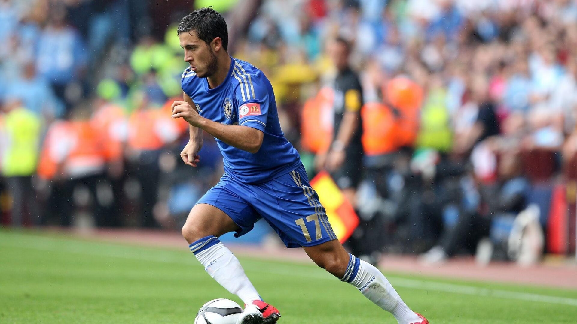 爱游戏官网充值-疫情后首次大规模国际足球比赛观众重返赛场，氛围火爆，因疫情影响足球比赛单场换人名额增至4人